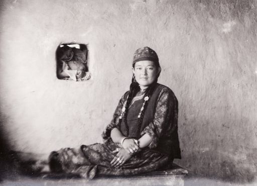 B1029: Zuwida Khan, Tochter des Hauswirts Sa'ut von Karakhoja 1905 (Turfan_II_24_B_1029xx_Armband_gestohlen.jpg)