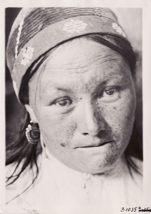 B1035: Khalpa Khan, Bäuerin in Kirish (Turfan_IV_27_B_1035_Khalpa_Khan.jpg)