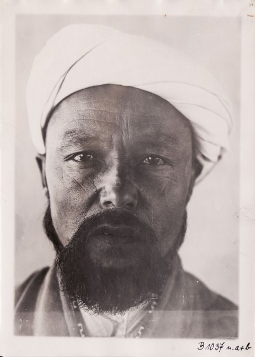 B1037a: Kopf eines beturbanten Mannes vielleicht Isa Khan, Aksakal der russischen Türken aus Tashkent (Turfan_IV_02_B_1037ab_Isa_Khanx.jpg)