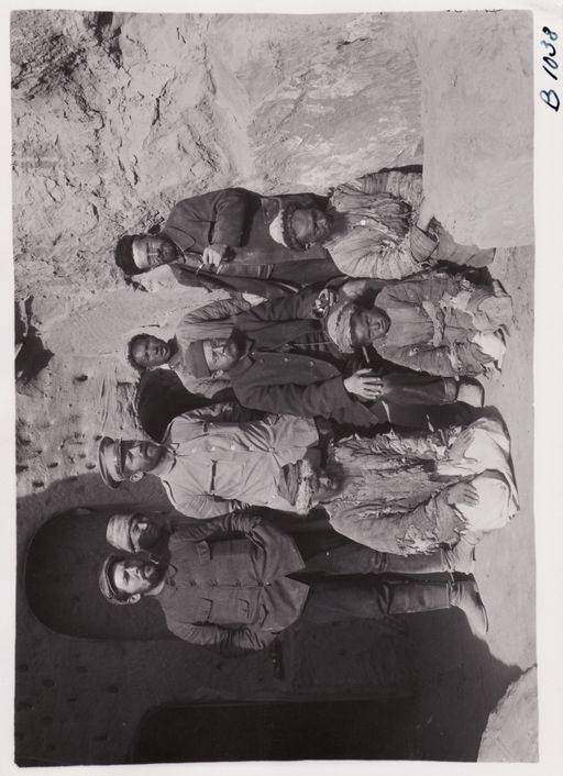 B1038: Gruppenbild: Die Teilnehmer der 3. Expedition in Kizil vor der Kaminhöhle v.l.n.r stehend: Hermann Pohrt, Theodor Bartus, Albert v. Le Coq, sitzend: Albert Grünwedel und ihre Mitarbeiter (Turfan_III_39_B_1038.jpg)