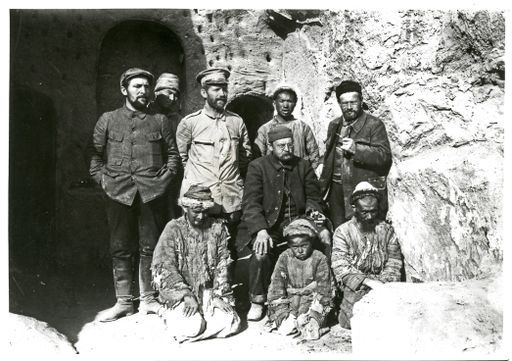 B1038: Gruppenbild: Die Teilnehmer der 3. Expedition in Kizil vor der Kaminhöhle v.l.n.r stehend: Hermann Pohrt, Theodor Bartus, Albert v. Le Coq, sitzend: Albert Grünwedel und ihre Mitarbeiter (B_1038_Personen_pos.jpg)