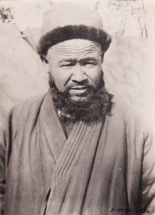B1040: Enger Mitarbeiter und Dolmetscher für das Chinesische von Albert von Le Coq: Mämäsit (Mähämmäd Saiyid), war ehemals Mirab (Wasserbeamter) in Lukchun, aufgenommen 1905 (Turfan_II_02_B_1040_Maemaesid_Mirab_1905.jpg)