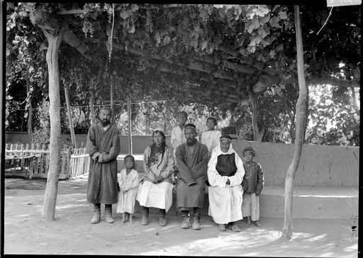 B 1041: Familie des Imam von Kumtura im Garten (?)