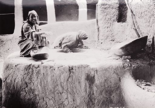 B1044: Zora Khan und Sa'uts Frau beim Brotbacken Karakhoja 1905 (Turfan_II_09_B_1044.jpg)