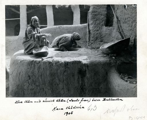 B 1044: Zora Khan und Sa'uts Frau beim Brotbacken Karakhoja 1905