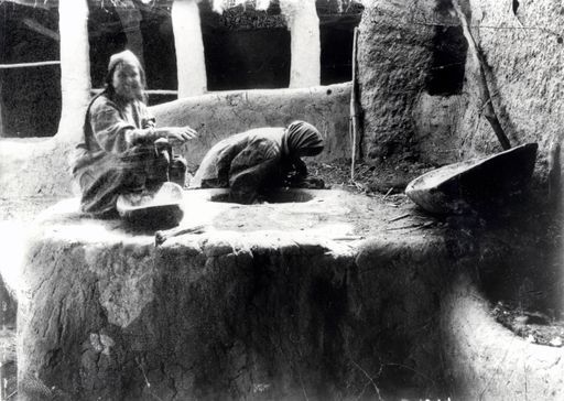 B1044: Zora Khan und Sa'uts Frau beim Brotbacken Karakhoja 1905 (B_1044_Khocho.jpg)