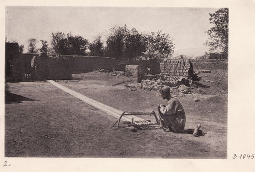 B1045: Weber im großen Hof des Expeditionsquartiers (Turfan_II_43_B_1045.jpg)