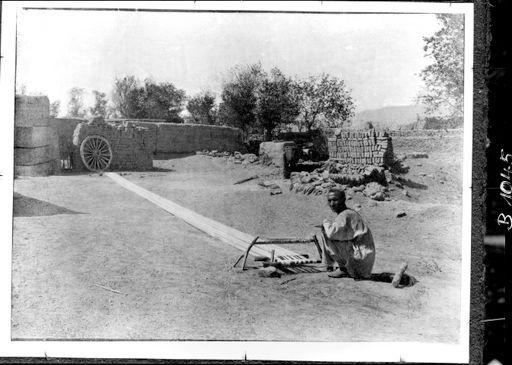 B 1045: Weber im großen Hof des Expeditionsquartiers