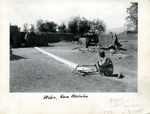 B1045: Weber im großen Hof des Expeditionsquartiers (B_1045_Kho_pos.jpg)