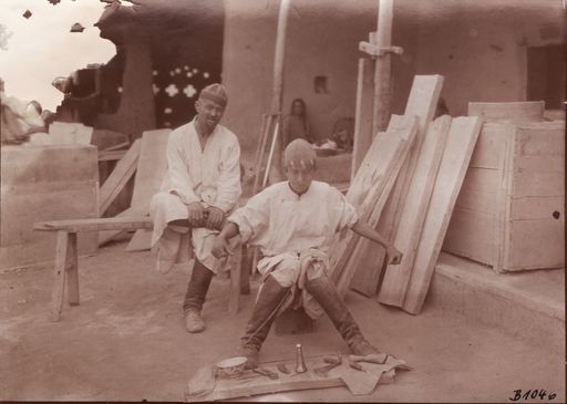 B1046: Schuster bei der Arbeit im Innenhof des Bauern Sa'ut (Turfan_II_08_B_1046.jpg)