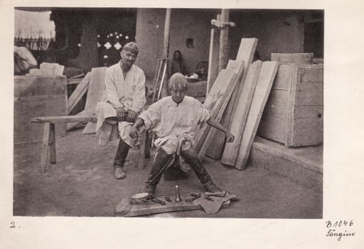 B1046: Schuster bei der Arbeit im Innenhof des Bauern Sa'ut (Turfan_II_05_B_1046.jpg)