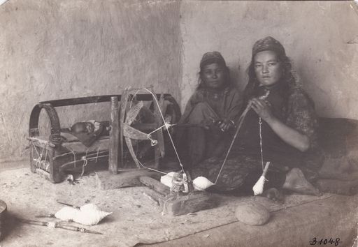 B1048: Zuwida Khan beim Garnspulen, mit Wiege und Kind, neben ihr Zora Khan (Turfan_II_29_B_1048_geloescht_B_1049_Zora_Khanxx.jpg)