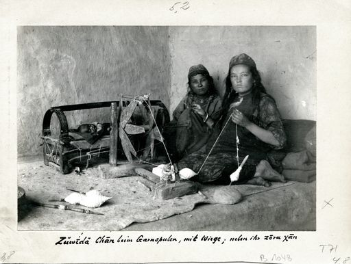 B1048: Zuwida Khan beim Garnspulen, mit Wiege und Kind, neben ihr Zora Khan (B_1048_pos.jpg)