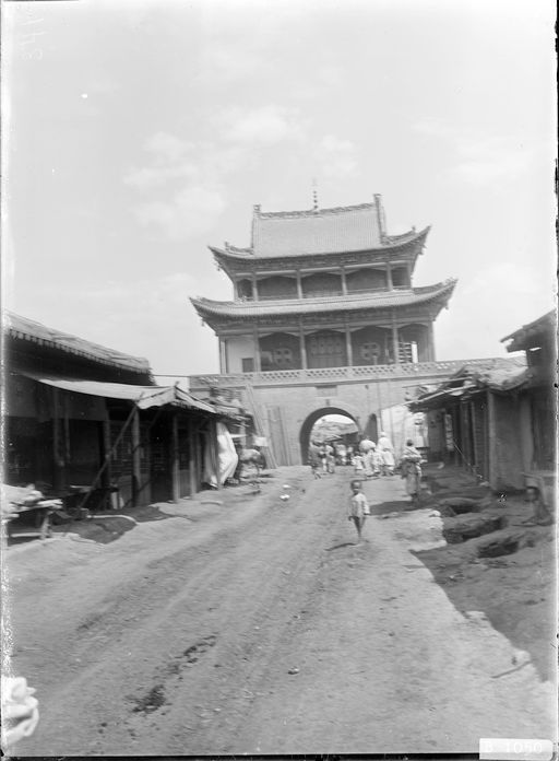 B 1050: Tempel der Götter Caishen und Wenchang (Reichtum und literarischer Bildung) über einer Hauptstraße