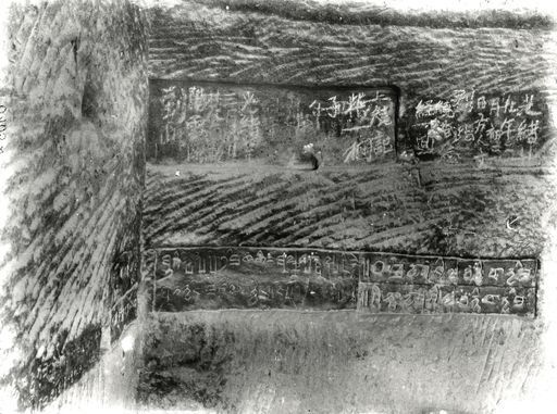 B 1052: Teile einer langen Pilgerinschrift in Nordturkestanischer Brāhmī sowie chinesische Besucherinschriften. Gipsabgüsse davon wurden 1914 nach Berlin gebracht.