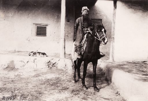 B1054: Mir Säfdar Ali, ehemaliger Fürst von Hunza, zu Pferde (Turfan_III_29_B_1054_Safdar_Ali_Hunza.jpg)