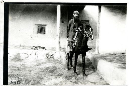 B 1054: Mir Säfdar Ali, ehemaliger Fürst von Hunza, zu Pferde