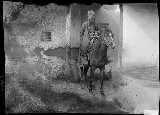 B1054: Mir Säfdar Ali, ehemaliger Fürst von Hunza, zu Pferde (B_1054.jpg)