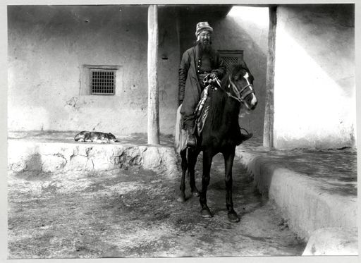 B1054: Mir Säfdar Ali, ehemaliger Fürst von Hunza, zu Pferde (B_1054_pos.jpg)