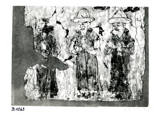 B 1063: Stifterbild: untere Hälfte einer Wandmalerei-Platte mit Stiftern: (obere Hälfte enthielt 4 Mönche in roten Gewändern) u.l. ein Mönch rechts daneben und 2 Männer imit großen Hüten