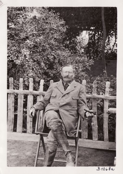 B1068: Albert von Le Coq im Garten des Scheich (Turfan_III_08_B_1068a.jpg)
