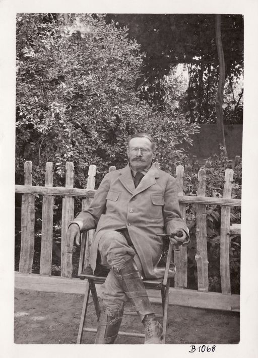 B1068: Albert von Le Coq im Garten des Scheich (Turfan_III_09_B_1068.jpg)