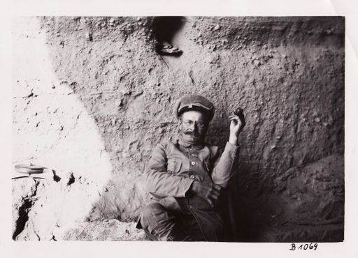 B1069: Albert von Le Coq in einer Höhlenanlage (Turfan_III_02_B_1069.jpg)