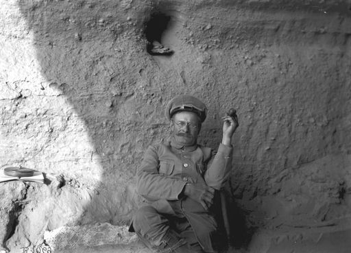 B 1069: Albert von Le Coq in einer Höhlenanlage