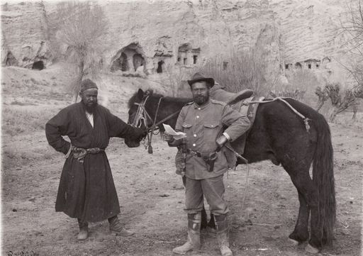B1070: Albert von Le Coq und Mamasit Mirab und Pferd vor den Kassettenhöhlen (Turfan_III_43_B_1070_Lecoq_und_Miraeb.jpg)