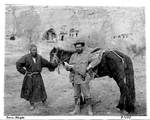 B1070: Albert von Le Coq und Mamasit Mirab und Pferd vor den Kassettenhöhlen (B_1070_Personen_pos.jpg)