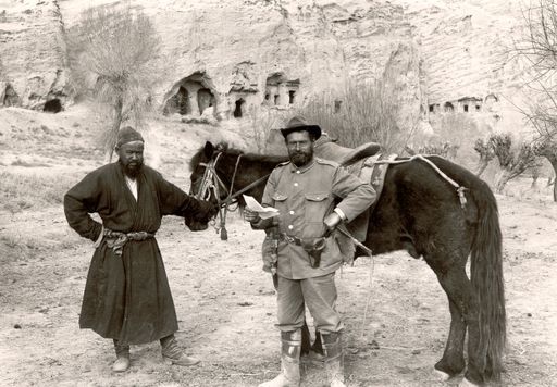 B 1070: Albert von Le Coq und Mamasit Mirab und Pferd vor den Kassettenhöhlen