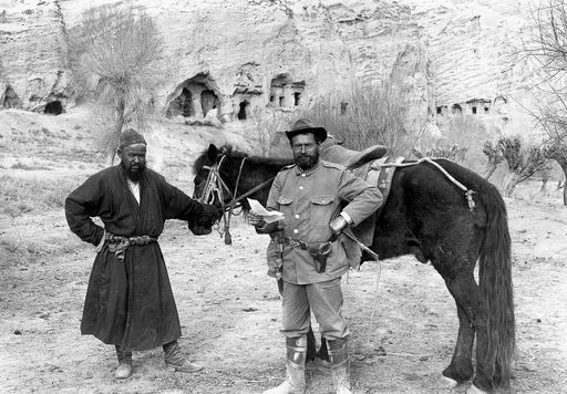 B1070: Albert von Le Coq und Mamasit Mirab und Pferd vor den Kassettenhöhlen (B_1070_Kiz_Le_Coq_kleine_Datei.jpg)