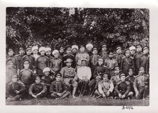 B1072: Albert v. Le Coq im Kreise russischer Militärs, des Botschaftsarztes und Vizekonsils Dr.Kochanowski sowie der Wachmannschaft des russischen Konsulats in Urumchi (Turfan_II_04_B_1072_Le_Coq_Kochanowski_und_Mannschaft_in_Urumchi.jpg)