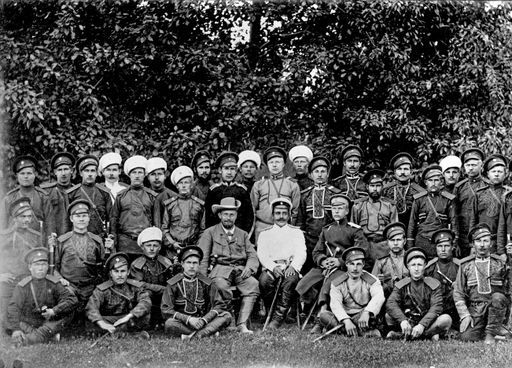 B1072: Albert v. Le Coq im Kreise russischer Militärs, des Botschaftsarztes und Vizekonsils Dr.Kochanowski sowie der Wachmannschaft des russischen Konsulats in Urumchi (B_1072_Personen.jpg)