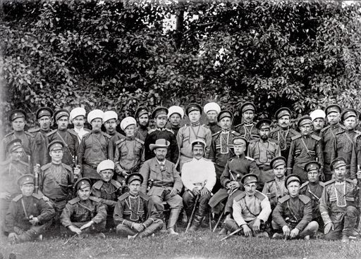 B 1072: Albert v. Le Coq im Kreise russischer Militärs, des Botschaftsarztes und Vizekonsils Dr.Kochanowski sowie der Wachmannschaft des russischen Konsulats in Urumchi