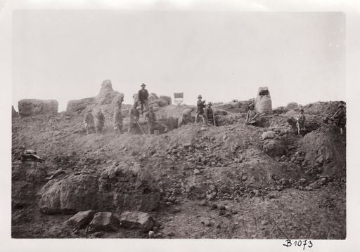 B1073: Theodor Bartus bei der Grabung in Ruine α (Turfan_II_10_B_1073.jpg)