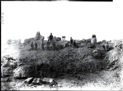 B 1073: Theodor Bartus bei der Grabung in Ruine α