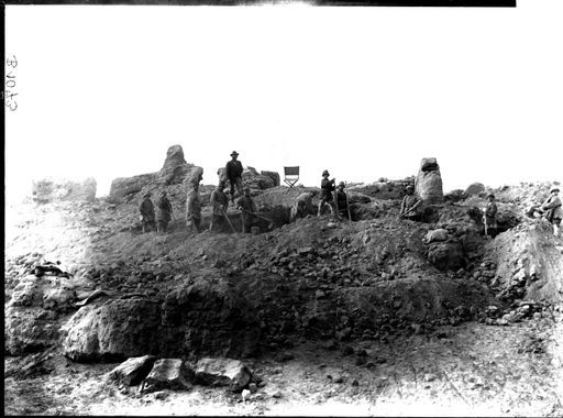 B1073: Theodor Bartus bei der Grabung in Ruine α (B_1073_Personen_Bartus.jpg)