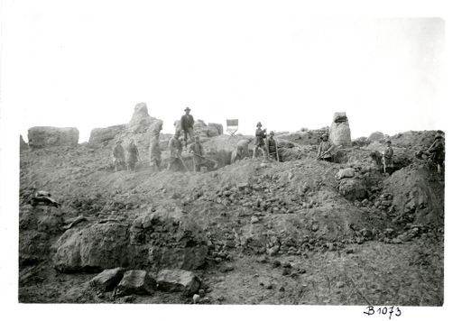 B1073: Theodor Bartus bei der Grabung in Ruine α (B_1073_Ankauf.jpg)