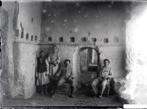 B1074: Albert von Le Coq und Theodor Bartus mit zwei Arbeitern in der Vorhalle zu Höhle 70 (B_1074_Personen_LeCoq.jpg)
