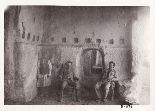 B 1074: Albert von Le Coq und Theodor Bartus mit zwei Arbeitern in der Vorhalle zu Höhle 70