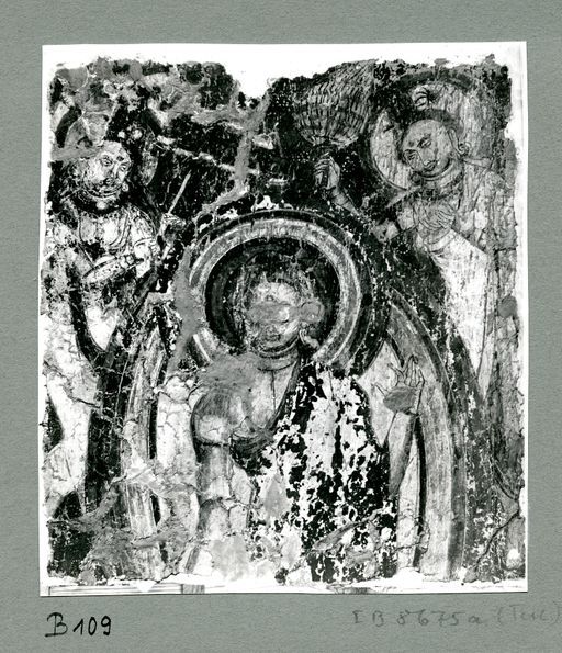 B 109: Stehender Buddha mit Nimbus und Mandorla; begleitet von rechts oben Brahmā mit Vajra und links oben Indra mit drittem Auge und Schirm