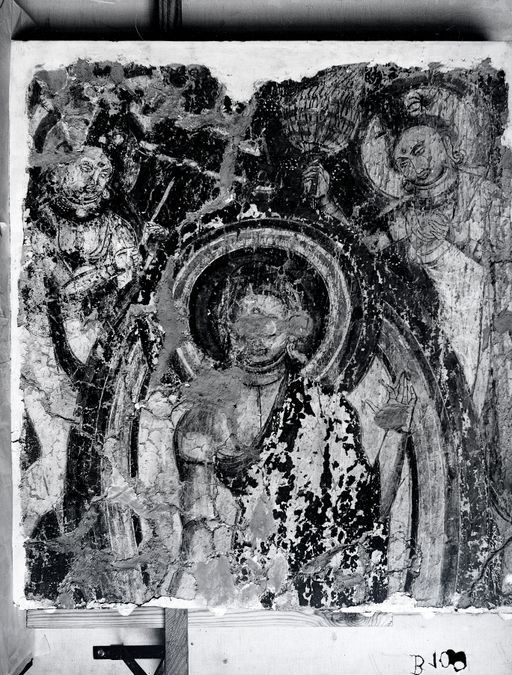 B109: Stehender Buddha mit Nimbus und Mandorla; begleitet von rechts oben Brahmā mit Vajra und links oben Indra mit drittem Auge und Schirm (B_109_IB_8675a.jpg)