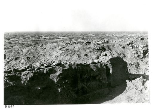 B1092: Reliefreste sitzender Figuren und Blick über die weite Ebene (B_1092_pos.jpg)