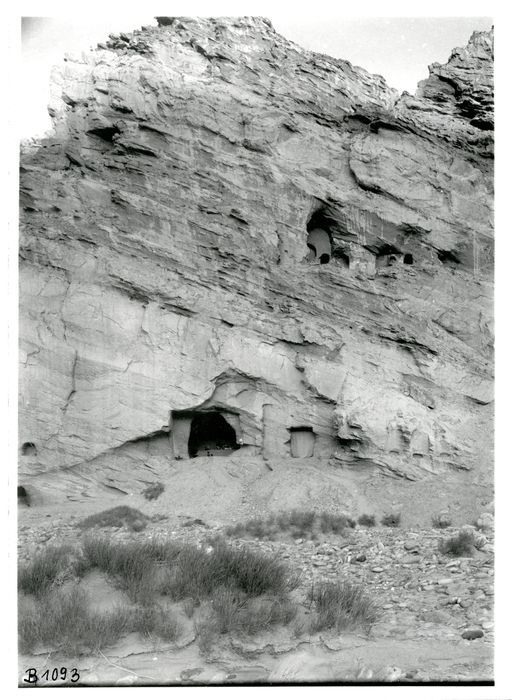 B 1093: Felswand mit Höhlenanlagen. Zu sehen sind Anzeichen von Grabungsarbeiten in der unteren Höhle (4), von den oberen drei Höhlen (5-7?) sind nur die hinteren Wände der Cellae erhalten.