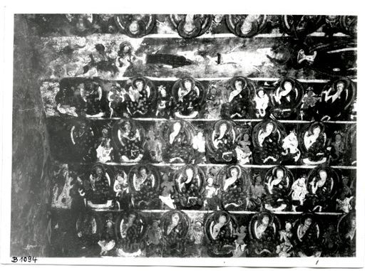 B 1094: Zenithstreifen mit Arhats und darunter lehrende Buddhas mit Adoranten auf durchgehenden Standlinien