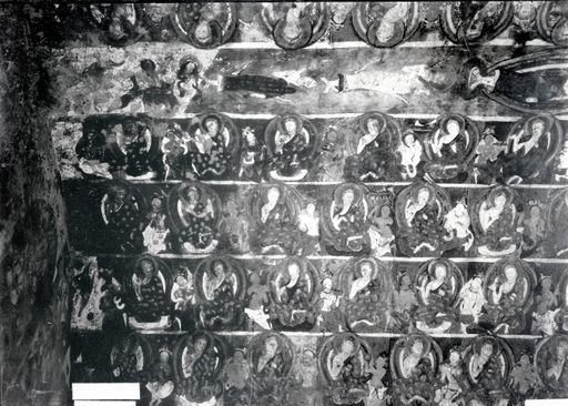 B1094: Zenithstreifen mit Arhats und darunter lehrende Buddhas mit Adoranten auf durchgehenden Standlinien (B_1094_Kum_29x.jpg)