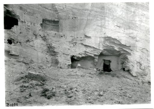 B 1095: Vorhalle der Kinnarī-Höhle und zweier Nebentempel. In der Kinnarī-Höhle haben die Deutschen einige Tage während ihrer letzten Expedition gewohnt.