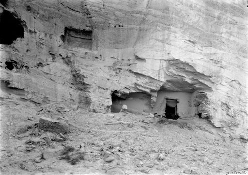 B1095: Vorhalle der Kinnarī-Höhle und zweier Nebentempel. In der Kinnarī-Höhle haben die Deutschen einige Tage während ihrer letzten Expedition gewohnt. (B_1095_Kum_16-17.jpg)