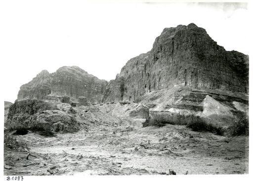 B1097: Panorama einer Landschaft mit Bergrücken und Ausgrabung (B_1097_pos.jpg)